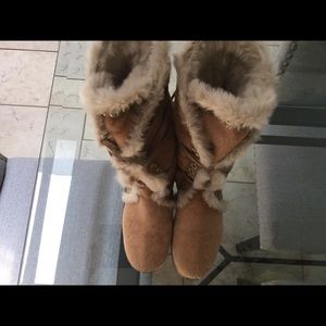 Color is as shown, these are so comfortable